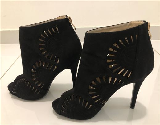 Kratke otvorene crne čizme na štiklu (vel.40) Nove