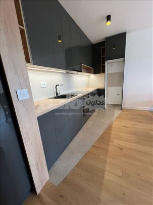 Nov stan, veoma komotan, polunamesten u Zemunu