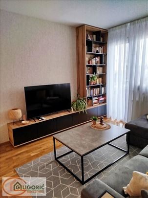 Petrovaradin-prelep stan sa parkig mestom