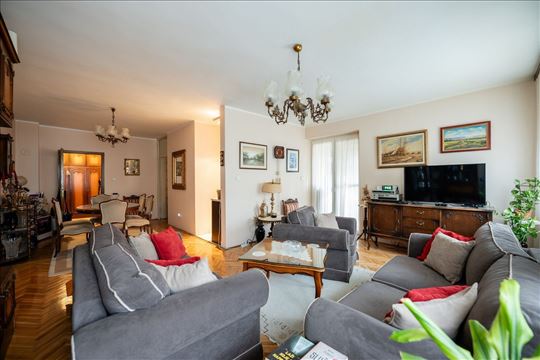 Porodičan četvorosoban stan na Telepu