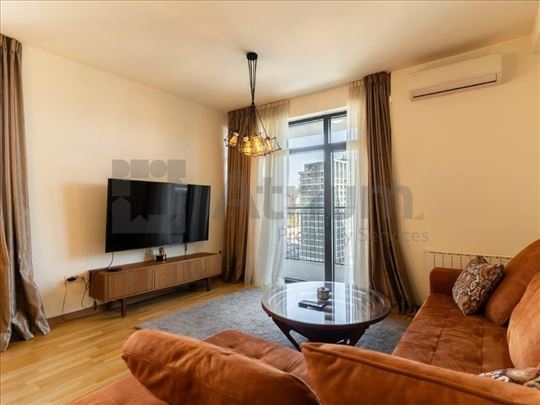 Predivan trosoban stan sa pogledom na grad