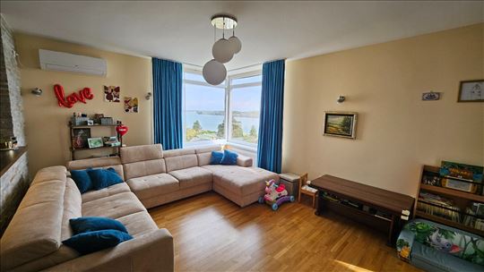 Prodaje se četvorosoban stan od 92 m² sa pogledom