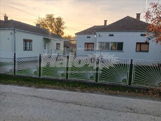 Prodajem celokupno domaćinstvo sa dve kuće