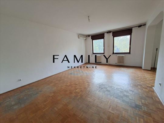 Prostran trosoban stan na prvom spratu u Rumenačko