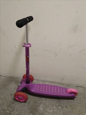 Trotinet Playtive sa tri tocka – dva napred i jeda