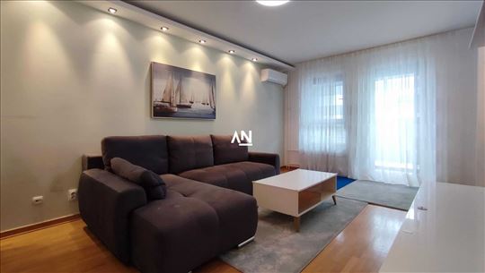 Belvil. Adaptibilan u 2.5-soban stan. Garažno mes.