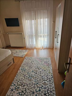 Cetvorosoban stan u centru-moze kredit
