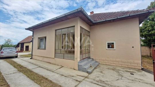 Deronje – prostrana kuća na velikom placu sa pomoć