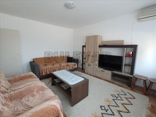 Izdaje se jednoiposoban stan u blizini Pravnog Fak