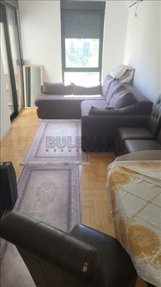 Izdaje se jednoiposoban stan u novoj zgradi kod Do