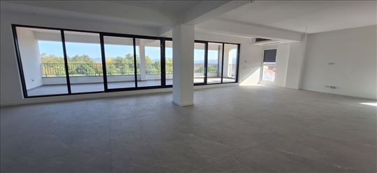 Izdaje se Penthouse-petosoban stan u Green Hill-u