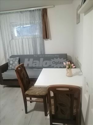 Izdajem garsonjeru na novoj Galenici odmah useljiv