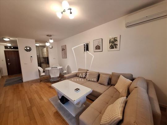 Izuzetan  stan u A Bloku ID#12667