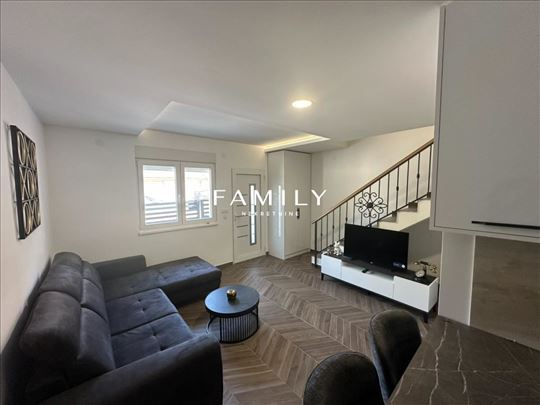 Luksuzan, kompletno namešten dvosoban stan sa tera