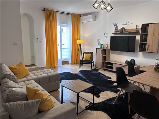 LUX Stan sa dvorištem blizu Beograda na vodi