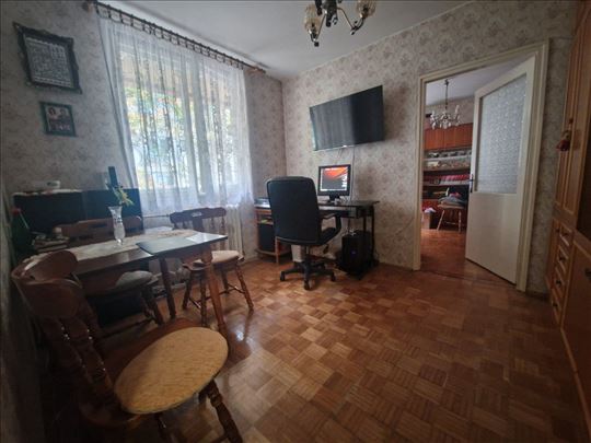 Povoljan dvosoban stan na lepoj lokaciji!