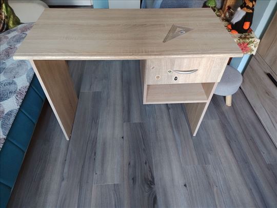 Prodajem dobro očuvan radni školski sto