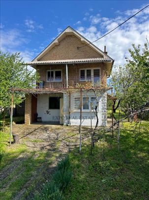 Uknjižena kuća sa pomoćnim objektima i voćnjakom