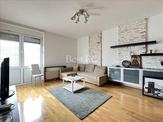 Četvorosoban stan sa otvorenim pogledom na grad