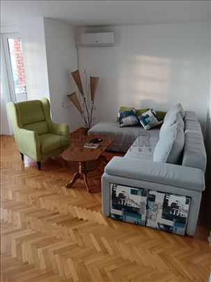 Izdaje se stan kod Lutkarskog pozorista, 54m2, cg