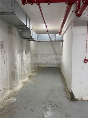 Izdajem garažno parking mesto/magacin – Zvezdara 