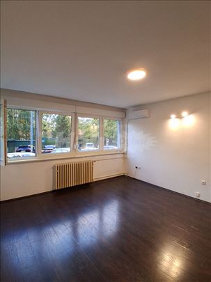 Izdajem stan na Autokomandi, 30kvm