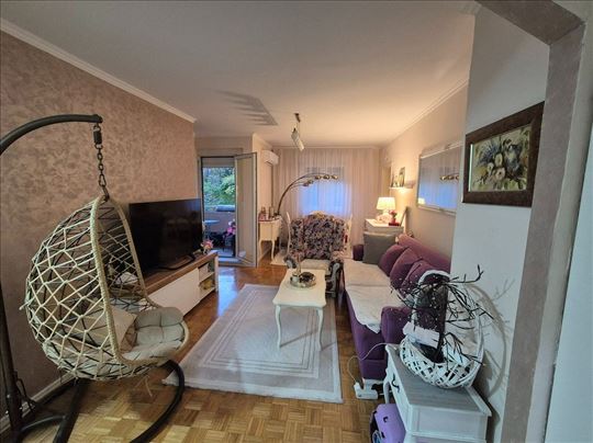 Prodajemo renoviran 2.5 stan, 51m2, Blok 64