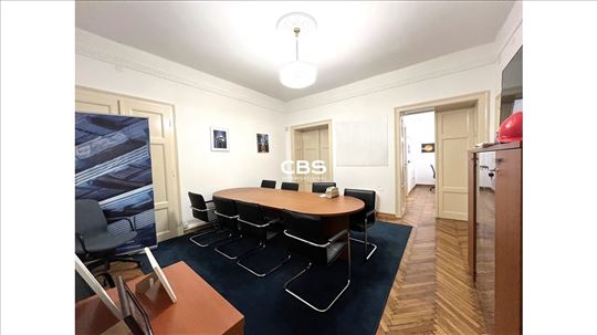 Prostran salonski stan u centru grada