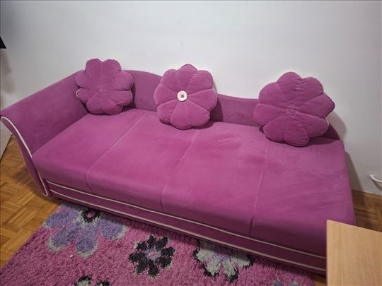 Roze krevet + prostor za odlaganje