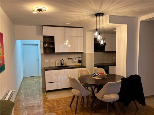 Trosoban, dvostrano orijentisan stan u Pancevu