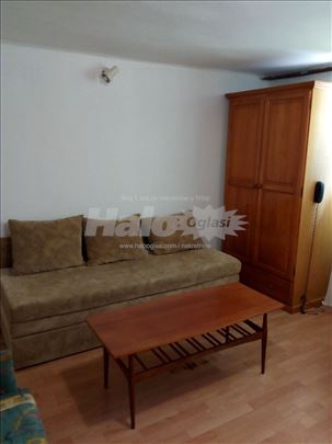 U centru zemuna jednosoban namešten stan