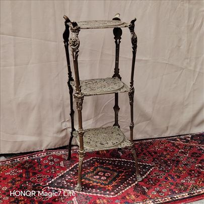 Antik Mesingana Polica u Reljefu