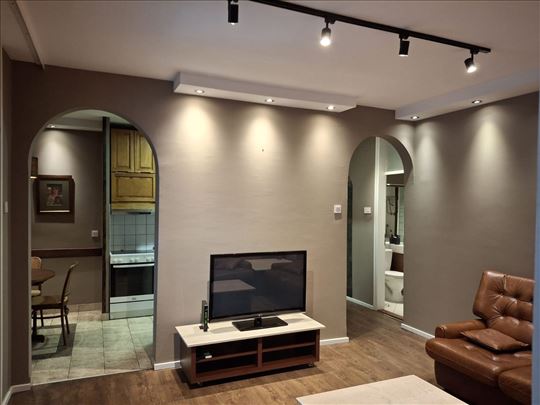 Centar – izuzetan trosoban stan sa terasom