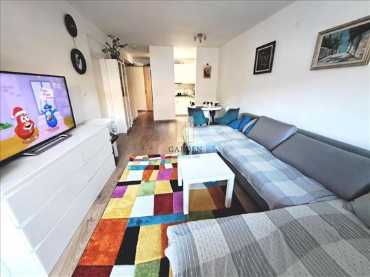 Dvosoban uknjižen stan Karaburma - parking , cg po