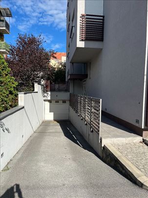 Garžno mesto Voždovac Tetovska površine 13 m2