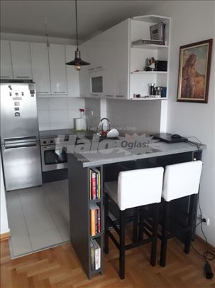 Izdajem lux  jenoiposoban stan