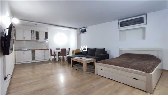 Makedonska. 2 lepa apartmana jedan pored drugog. I