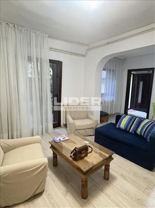 Namešten open space stan u dvorištu mirna lokacija