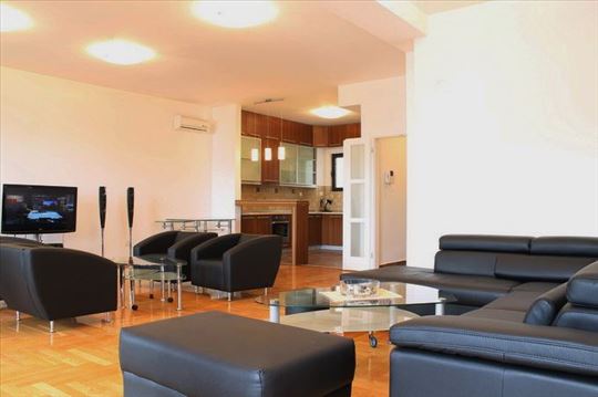 Prostran, lep stan sa garažom, prazan, ID 2340