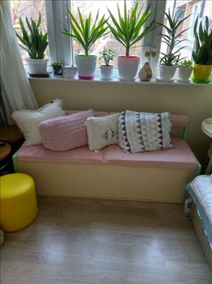 Sofa ,jedinstvena sa sanducima za stvari.Puno drvo
