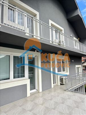 Stambeno-poslovna zgrada,  hotel  sa  12  app., 55