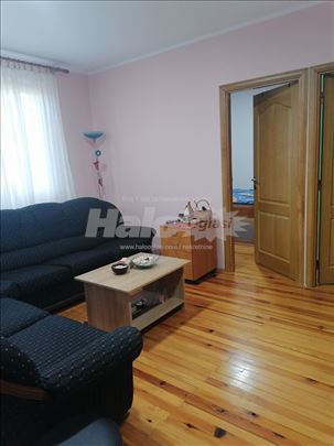 2.5 stan sa parkingom