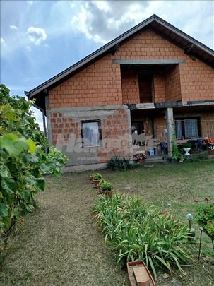 Kuća 100m2, pomoćni objekt 45m2, plac 10 ari