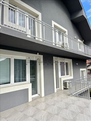 Stambeno-poslovna zgrada,  hotel  sa  12  app., 55