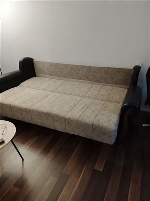 Tapih, stočić, cipelarnik kauč