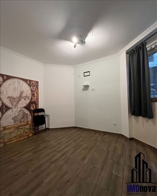 Trg Republike-Garsonjera-26m2-Polunamešten