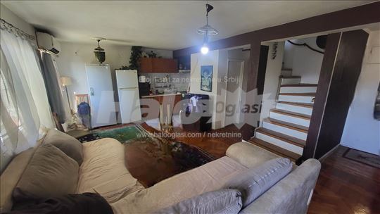 Trosoban stan sa terasom i liftom