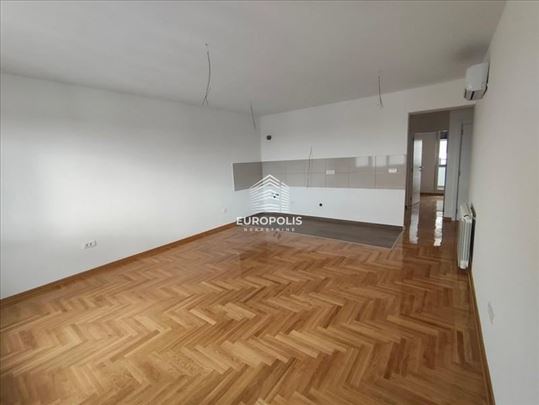 Useljiv stan 3.5 sa terasom 23m²–mirna lokacija I