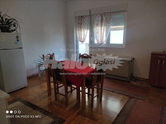 Dvosoban u Zemunu, Meandri