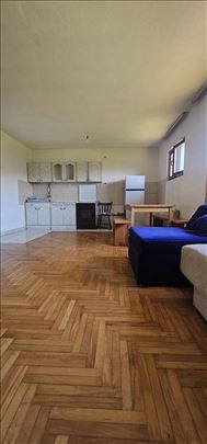 Izdaje se kuća isključivo kao smeštaj za radnika I